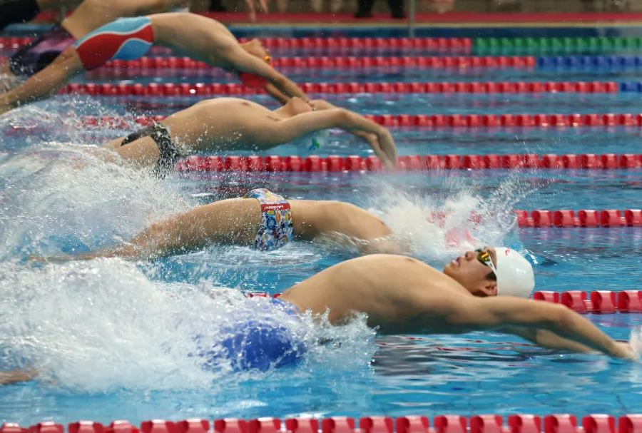 梅西获美职联MVP并率队首夺总冠军，雨中致歉开幕式取消