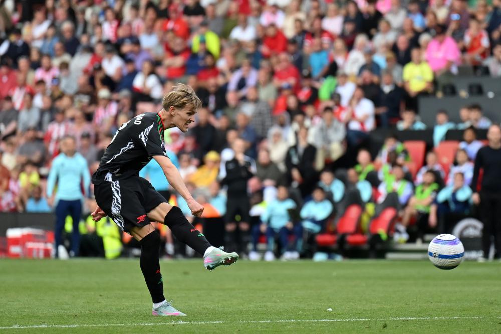 篮球篮网球员训练中展现高命中率